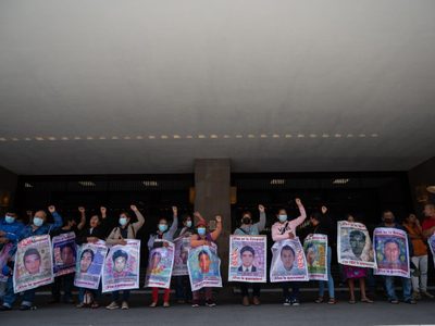 Padres de los 43 de Ayotzinapa realizan pintas en la SRE y exigen la extradición de Tomás Zerón