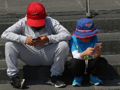 Pantallas y desarrollo infantil: UNAM advierte riesgos por uso excesivo de dispositivos móviles