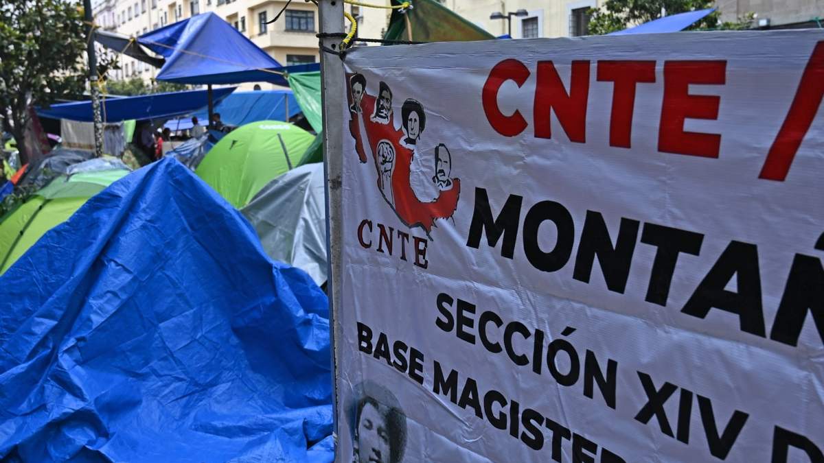 Plantón de Integrantes de la Coordinadora Nacional de Trabajadores de la Educación (CNTE)