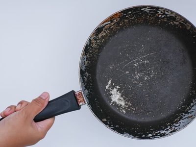 El nuevo enemigo silencioso en la cocina: qué utensilios liberan partículas invisibles que afectan la salud