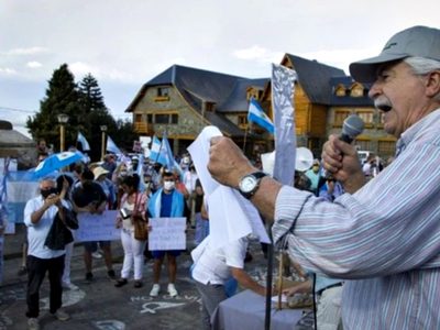 Protesta en Bariloche: antivacunas disfrazados causaron un escándalo