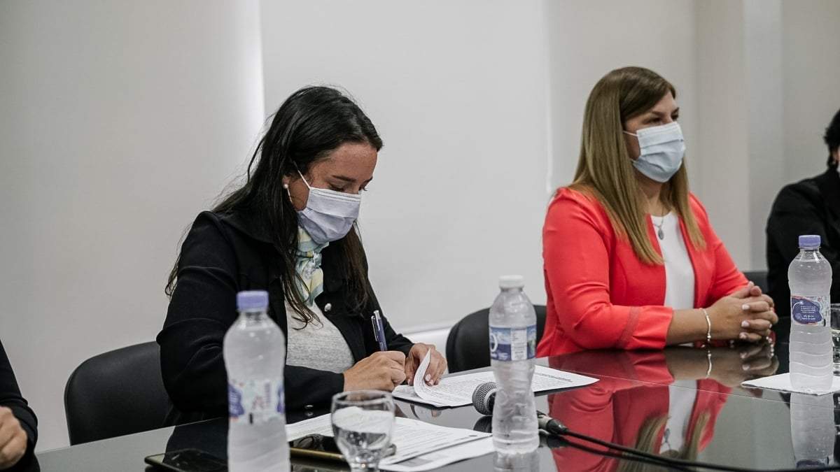 La ministra de Niñez, Adolescencia, Juventud y Ciudadanía, Sofía Sanucci Giménez, y la intendenta de Plottier, Gloria Ruiz. Fuente: (Twitter)