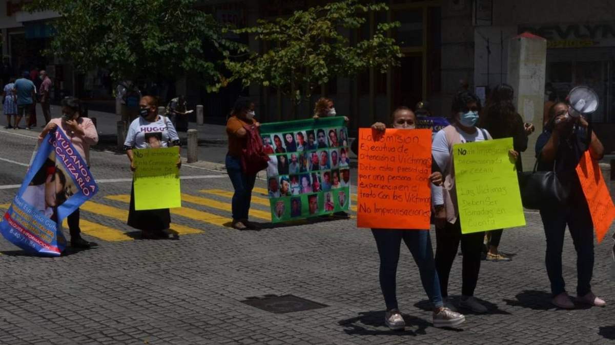 La protesta de los inconformes frente al Palacio de Gobierno