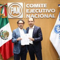 Pese a su historial, el PAN afilia a Gabriel Quadri; Marko Cortés le da bienvenida