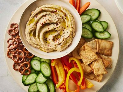 Hummus con pan pita: llevá a otro nivel tu picada del finde con esta receta libanesa que es todo lo que está bien