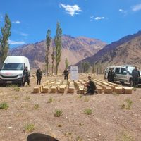 Encontraron una camioneta con 152 cajas de pirotecnia en Penitentes