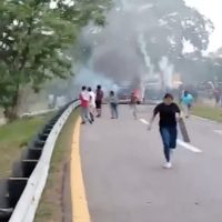Desalojo en Villa Comaltitlán; rescatan a funcionarios retenidos y liberan carretera costera (Video)