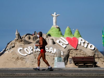 Río de Janeiro se confía y reabre las playas al público con el coronavirus al acecho