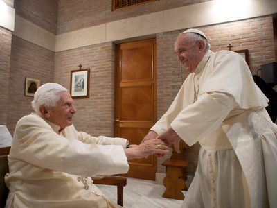 El papa Francisco indicó que su antecesor "está muy enfermo"
