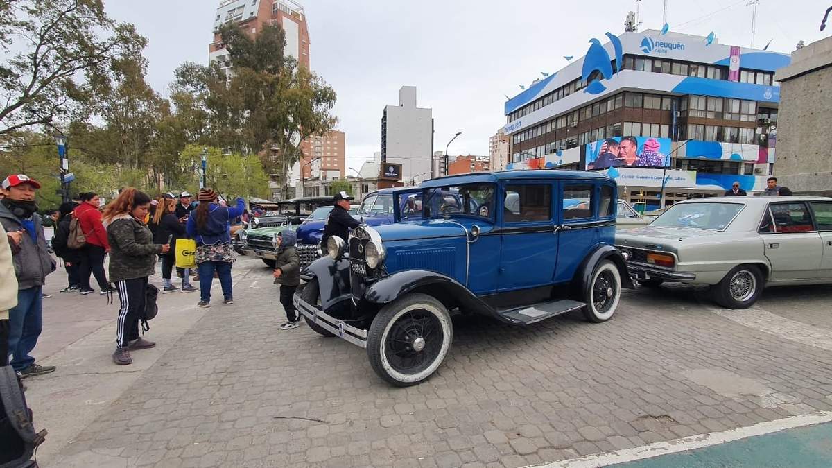 Autos antiguos en el Monumento a San Martín. Fuente: (Javier Manzano)