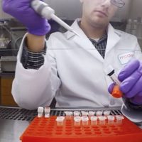Trump anuncia que la vacuna contra coronavirus de Moderna fue aprobada y que empieza su distribución