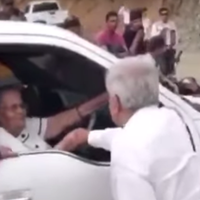 AMLO saluda a la mamá de 'El Chapo” en su visita a Badiraguato (VIDEO)