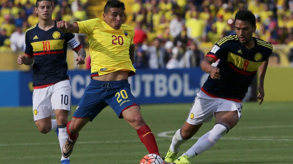 Mario Pineida, de la selección de Ecuador, conduce un balón frente a Abel Aguilar de Colombia en un partido de las eliminatorias mundialistas realizado el 28 de marzo de 2017
