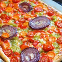 Pizza 4 vegetales: una masa original, crocante y perfecta para incorporar más verduras, en una receta que sorprende
