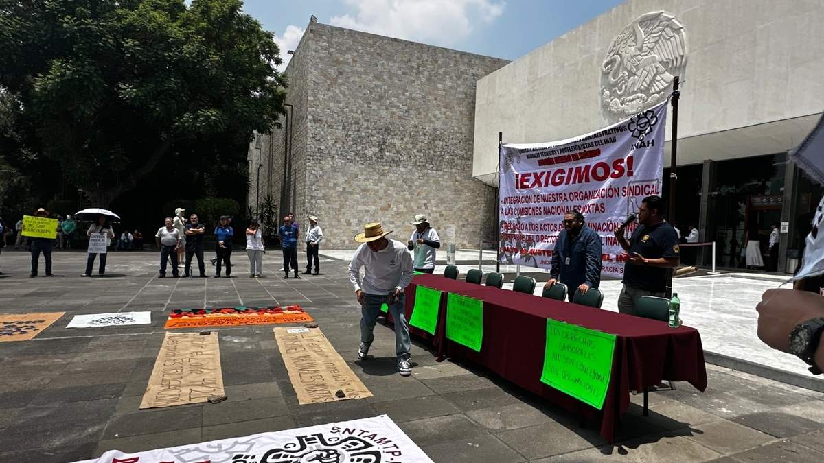 La protesta de trabajadores sindicalizados frente al Museo de Antropología