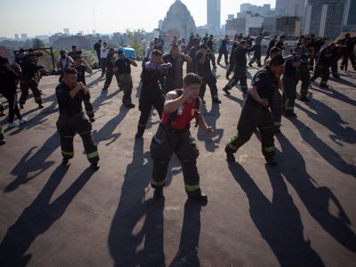 Bomberos entrenan rumbo a la clase masiva de box para romper el Récord Guinness
