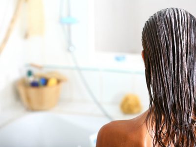 Dormir con el cabello mojado: el hábito común que puede dañar más de lo que imaginás