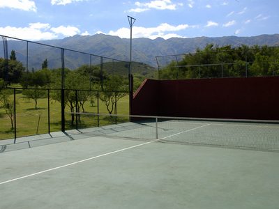 Detuvieron a 16 personas por jugar al pádel, entre ellos un funcionario