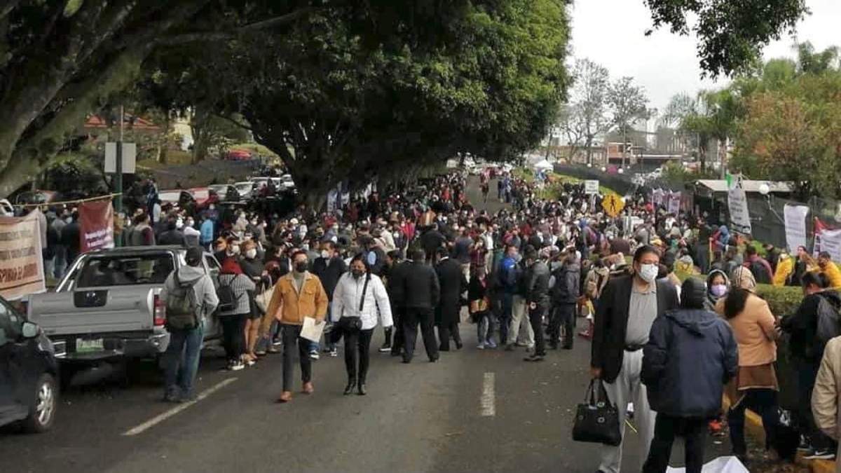Aglomeración frente al Congreso estatal