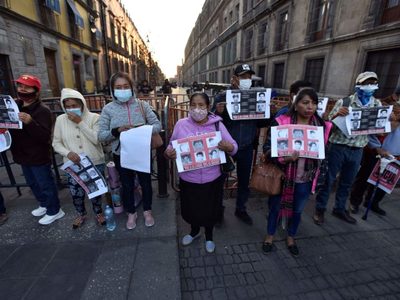 Familiares de desaparecidos durante la "Guerra Sucia" toman instalaciones del CAI en la CDMX