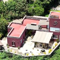 Protestan en la casa de Fernández Noroña en Tepoztlán; él afirma que tiene escrituras