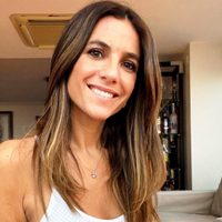 María Belén Ludueña mantiene la elegancia y el estilo con su colección de bikinis