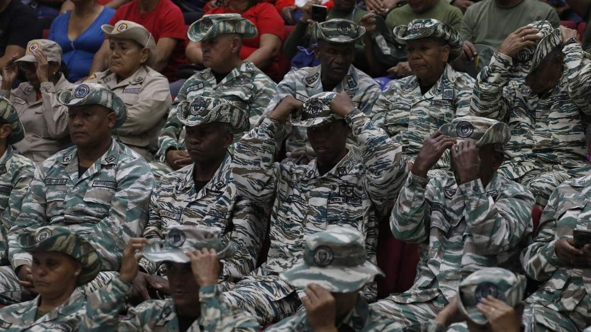 Miembros de las Milicias Bolivarianas escuchan un discurso grabado del presidente Nicolás Maduro en una guarnición militar en Caracas