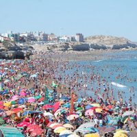 ¡La playa que te casa!: Mirá lo que pasó en Las Grutas