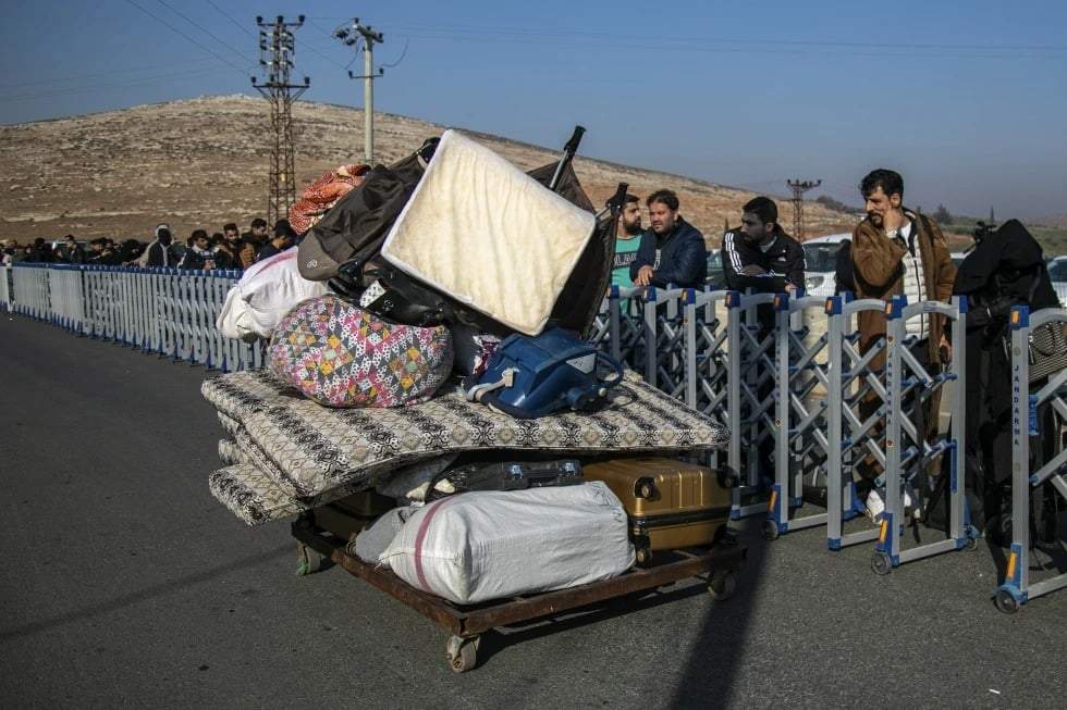 Cientos de sirios hacen fila en la frontera turca con la esperanza de volver a casa