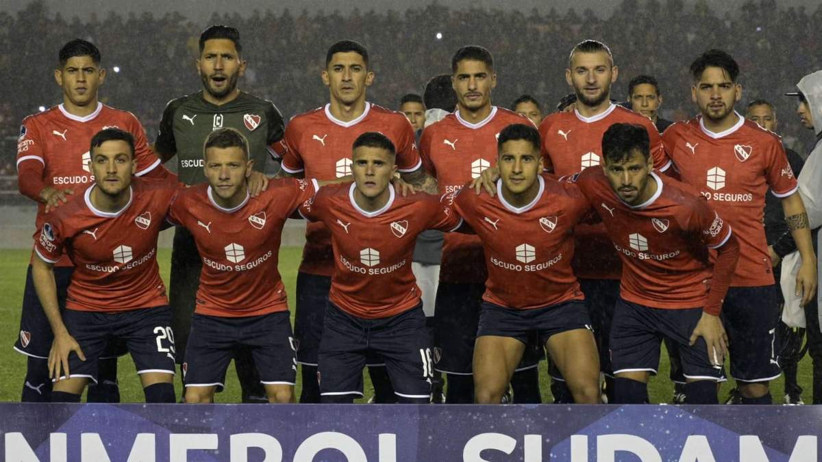 Bustos, el tercero en la formación de abajo. Fuente (Instagram)