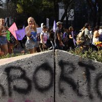 Imágenes de la semana: Mujeres, protestas, migrantes, tragedias, tormentas…