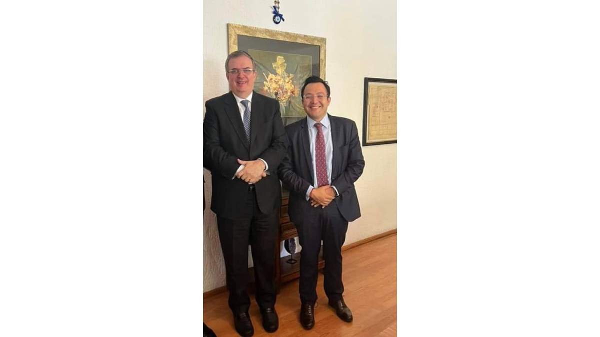 El canciller Marcelo Ebrard y el diputado Daniel Sibaja González