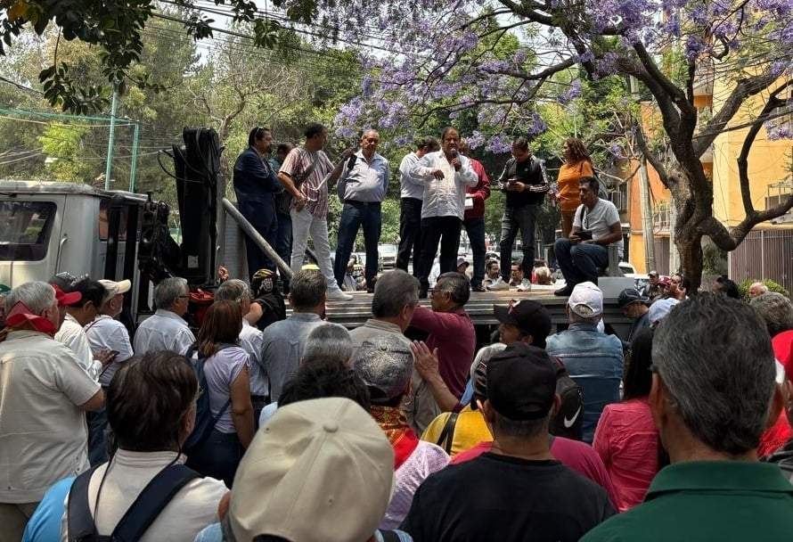 Exsecretarios generales del SME, encabezados por Rosendo Flores Flores frente a las instalaciones del INDAABIN.