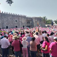 “Marea rosa” cobija a Lucy Meza en Cuernavaca