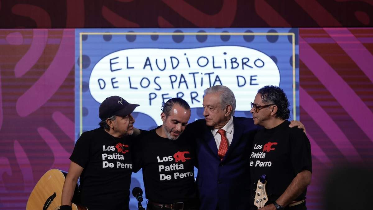 El presidente y el grupo musical durante la conferencia matutina