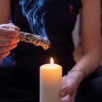 Rituales: la limpieza energética y exprés que tenés que realizar en tu cama para dormir mejor
