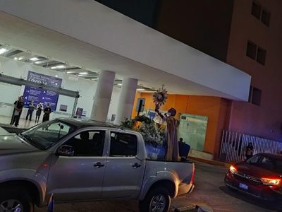 Llevan al 'Jesús sacramentado” a hospitales de Querétaro para orar contra el covid-19
