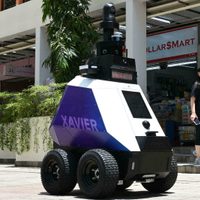 Como en un “mundo distópico”: robots patrullan las calles de Singapur y despiertan temores
