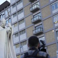 El papa Francisco está sumamente grave por principios de insuficiencia renal, pero sigue consciente