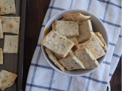 Crackers de cebolla y queso: llevá a otro nivel tus picadas con esta receta que es facilísima de hacer