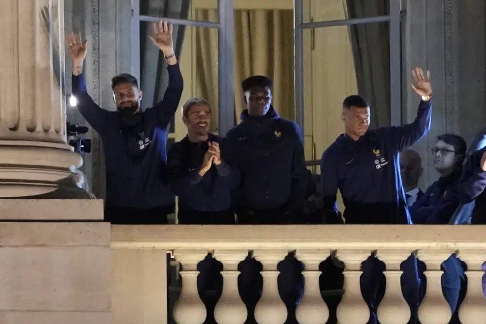 Seleccionados de Francia agradecen al público desde un balcón del Hotel Crillon, en París, el 19 de diciembre de 2022, cuando el equipo volvió del Mundial de Qatar