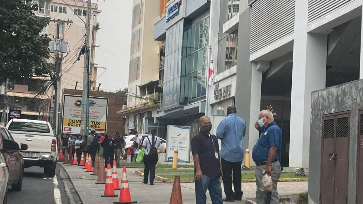 Personas en la calle tras el sismo de 6.7 grados en Panamá