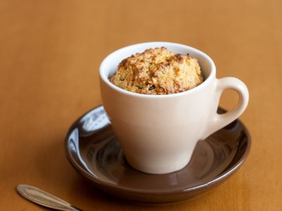 No tires las peras pasadas y hacé esta torta en taza, sin harinas y en pocos minutos