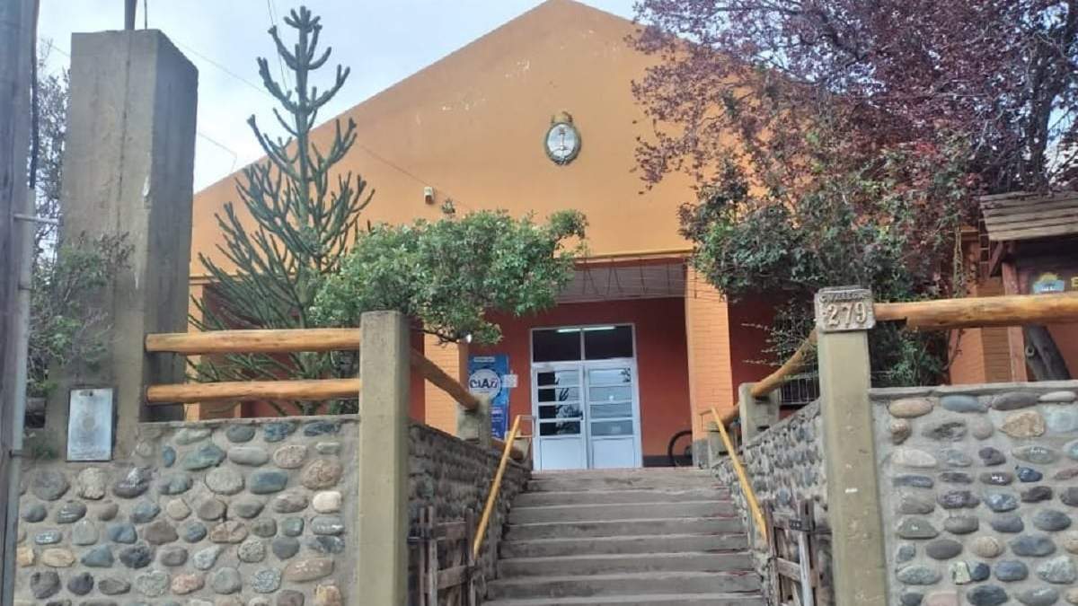 La docente separada de sus cargos pertenece a la Escuela 52 de Aluminé. Fuente (Facebook)