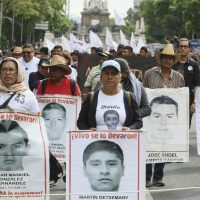 'Van mil días de dolor, impunidad y corrupción”, lamentan en marcha padres de los 43