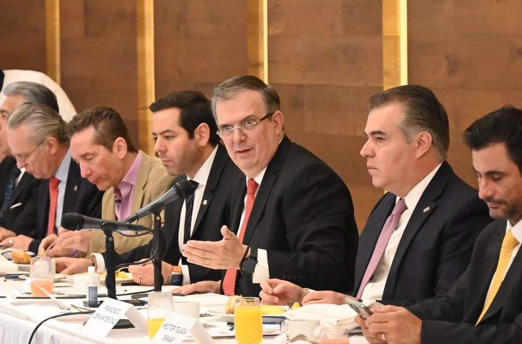 Ebrard, en su reunión con el CCE