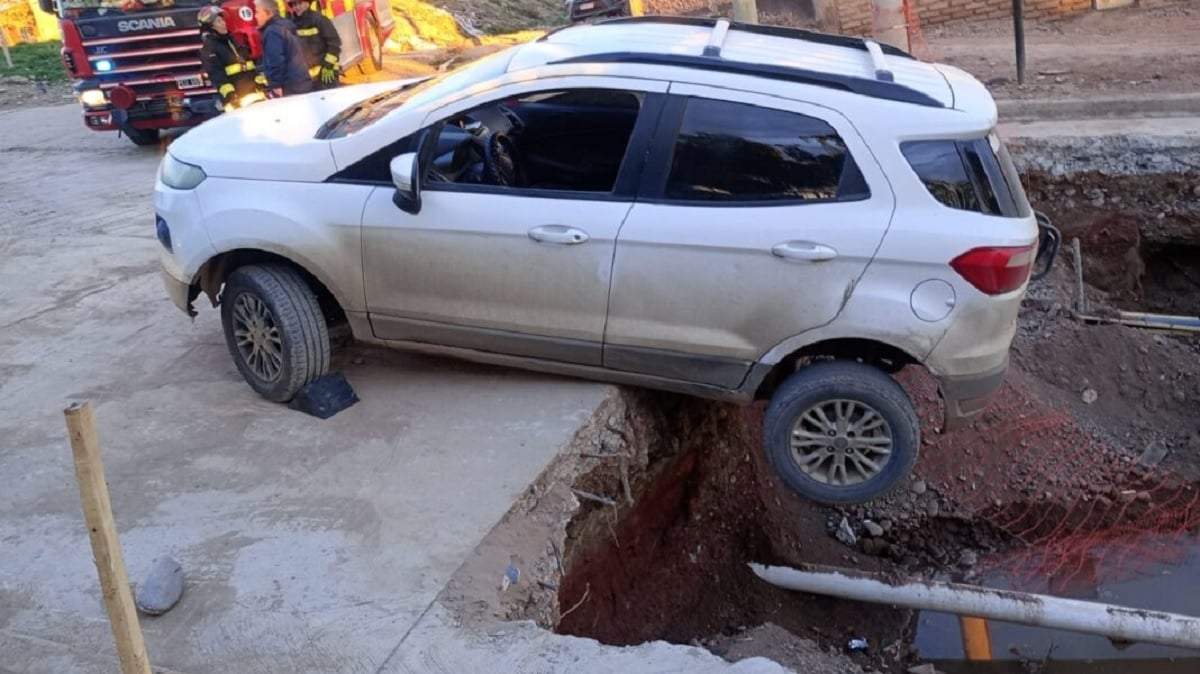 El vehículo quedó en un peligroso equilibrio al borde del pozo. (Fuente (Centenario Digital)