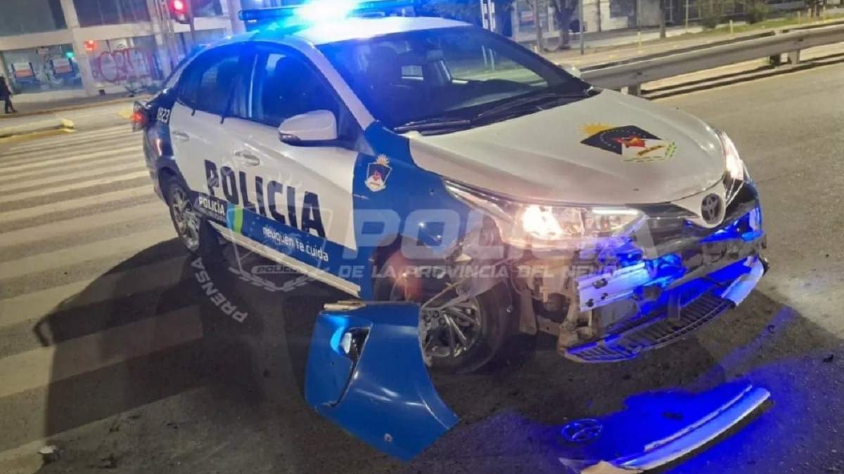 Durante la persecución, el conductor del auto robado chocó contra un patrullero y un motociclista. Fuente (Policía de Neuquén)