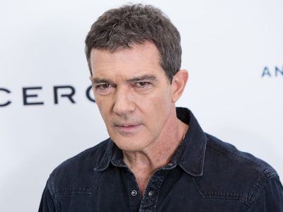 Se enojó Antonio Banderas y denunció a paparazzis por no tener mascarilla