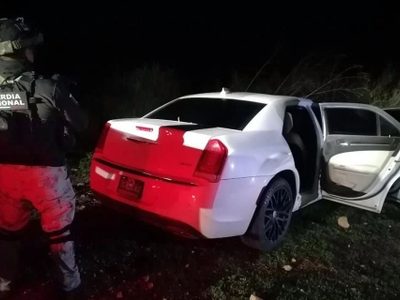 GN ubica cuatro autos en Lagos de Moreno, Jalisco, con armas y droga en su interior
